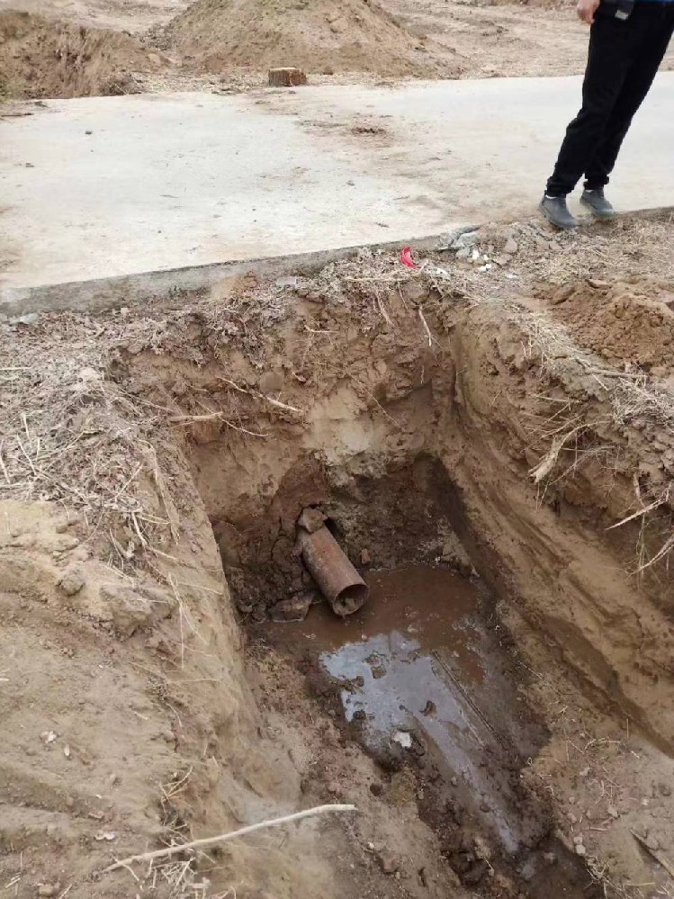 盐都过路横向打孔放铁管子
